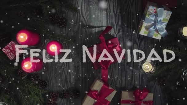 Animação Feliz Navidad - Feliz Natal em português, letras brancas, velas vermelhas e presentes — Vídeo de Stock