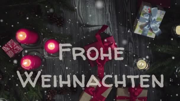 Animación Frohe Weihnachten - Feliz Navidad en alemán, letras blancas, velas rojas y regalos — Vídeos de Stock