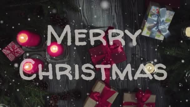 Veselé Vánoce animace, bílá písmena a červené svíčky — Stock video