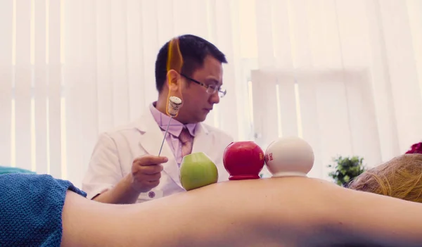 Čínský terapeut dělá vakuová masáž se speciální poháry — Stock fotografie