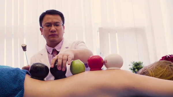 中国治疗师用特殊的杯子做真空按摩 — 图库照片