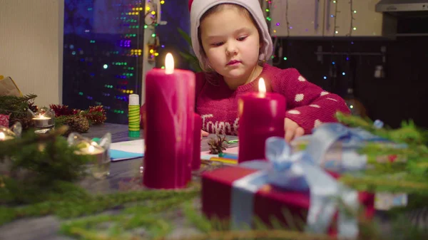 Malá holčička lepidla na novoroční přání — Stock fotografie