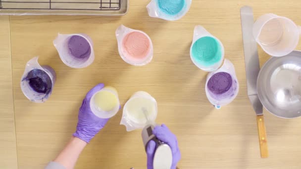 Hands of confectioner mixing components for mirror glaze — Stock Video