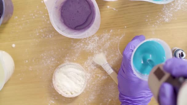 Hands of confectioner mixing components for mirror glaze — Stock Video