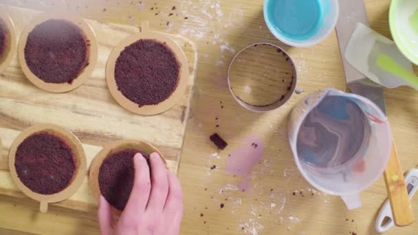 Hände des Konditors, die runde Kuchen auf den Kuchenhalter legen — Stockvideo