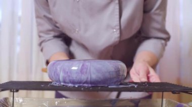 Kılavuz ayna ile pasta kaldırma pudra elinde sır
