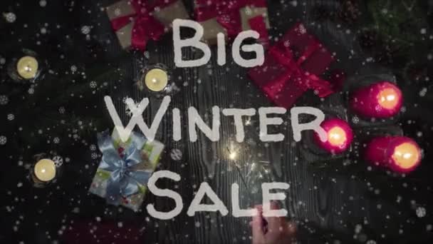 Animação Big Winter Sale, Ano Novo, mão feminina segurando um sparkler — Vídeo de Stock