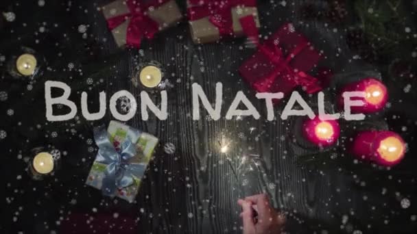 Animatie Buon Natale - Merry Christmas in Italiaanse, vrouwelijke hand met een sparkler — Stockvideo