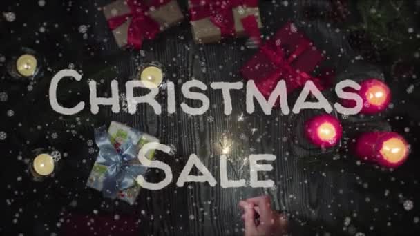 Venta de Navidad de animación, mano femenina sosteniendo un bengala — Vídeo de stock