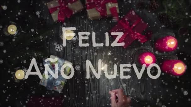 Animación Feliz Ano Nuevo - Feliz Año Nuevo en español, mano femenina sosteniendo una bengala — Vídeo de stock