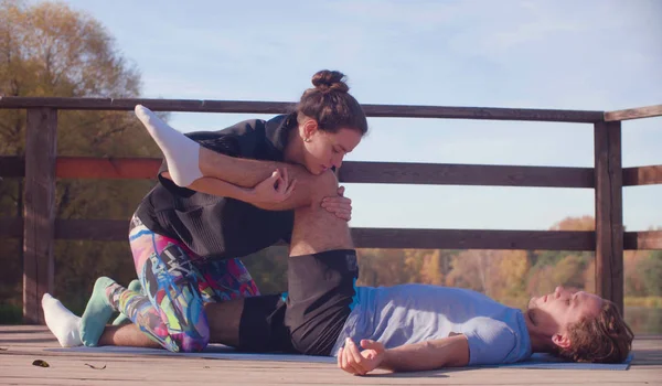 Kobieta robi, stretching ćwiczenia dla człowieka — Zdjęcie stockowe