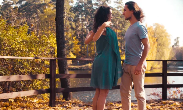 Jeune couple heureux dansant sur le pont en bois — Photo