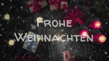 Animasyon Frohe Weihnachten - Merry Christmas bir maytap holding Almanca, kadın elinde