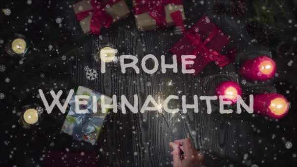 Animatie Frohe Weihnachten - Merry Christmas in Duitse, vrouwelijke hand met een sparkler — Stockvideo
