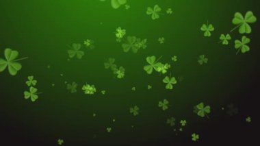 Saint Patricks Day. Koyu yeşil arka plan üzerinde düşen yonca bırakır