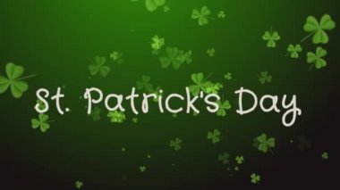 Saint Patricks Day. Koyu yeşil arka plan üzerinde düşen yonca bırakır
