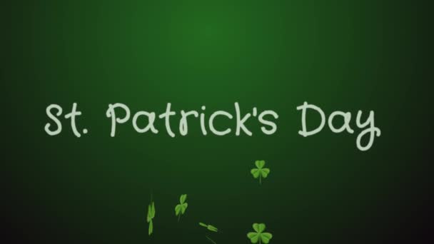 Día de San Patricio. Hojas de trébol sobre fondo verde oscuro — Vídeos de Stock