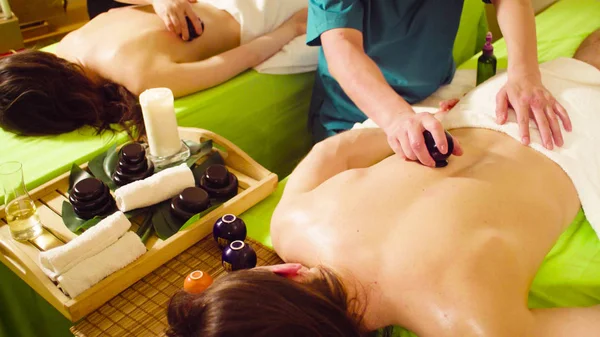 Deux thérapeutes chinois faisant massage sous vide du dos — Photo