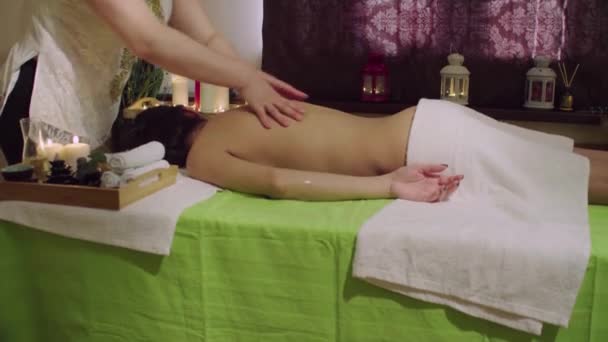 Chinese arts doet hand massage aan een jonge vrouw — Stockvideo