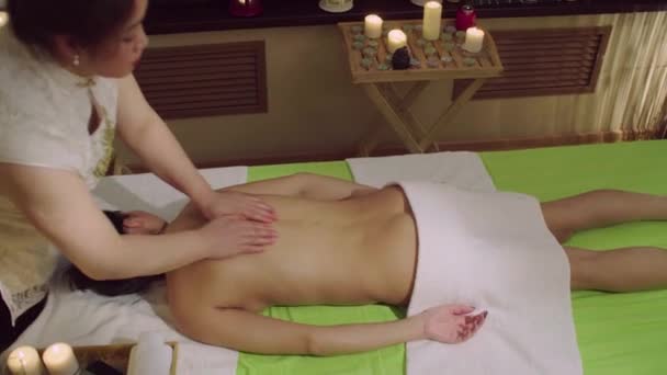 Kraan Geschoten Chinese Arts Doet Hand Massage Van Een Rug — Stockvideo