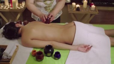 Çinli Doktor Vakum Masaj için genç bir kadının işi