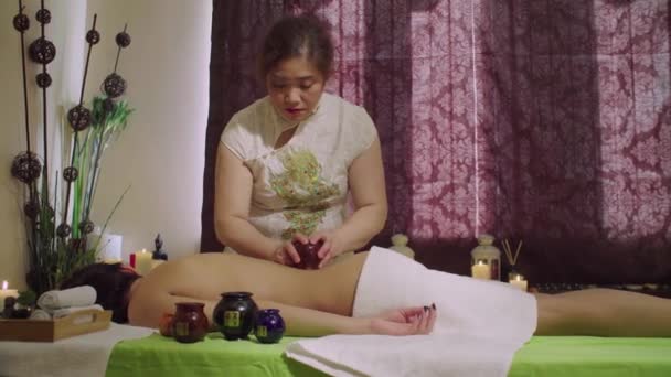 Китайський лікар робити вакуумного масажу з молодою жінкою — стокове відео