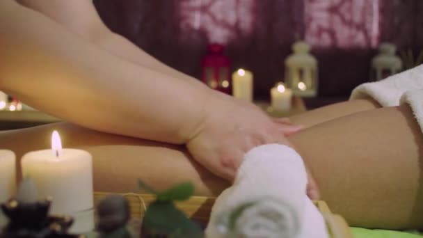 As mãos do doutor chinês que faz a massagem a umas pernas de mulher — Vídeo de Stock