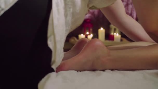 Mains de médecin chinois faisant massage à un pied de femme — Video