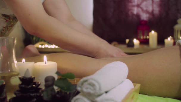 Las manos del médico chino haciendo masaje a una mujer piernas — Vídeo de stock