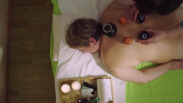 Jonge chinese arts doen massage met een senior vrouw — Stockvideo