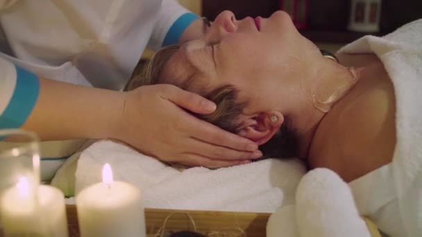 Jonge chinese arts doen cosmetische massage met een senior vrouw — Stockvideo