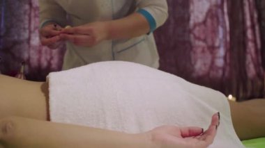 Çinli Doktor Refleksoloji Isıtma genç bir kadın için puan