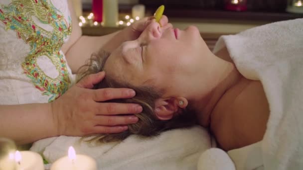 Kinesiska läkare gör traditionell massage till en äldre kvinna — Stockvideo