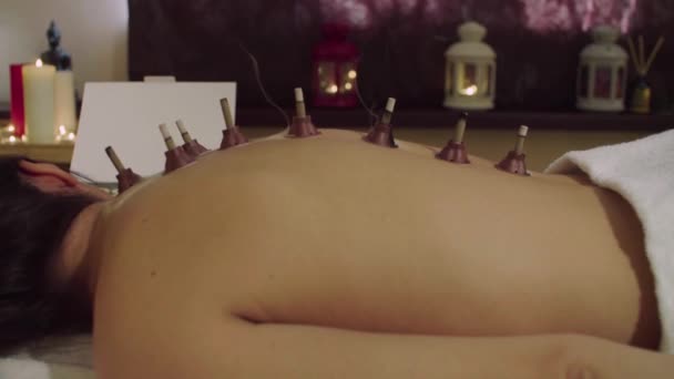 Ung kvinna på tillvägagångssättet av moha terapi i en kinesisk klinik — Stockvideo