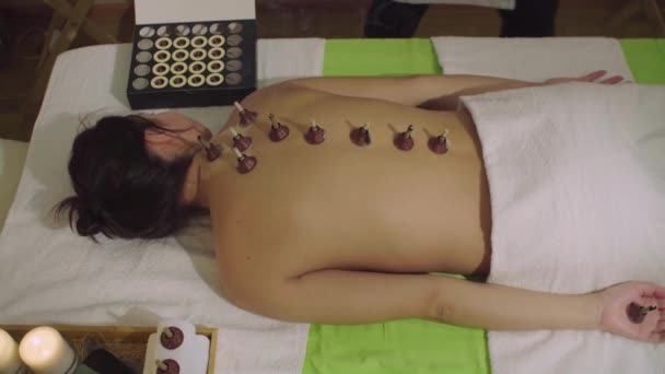 Chiński lekarz ogrzewanie refleksologia wskazuje na młodą kobietę — Wideo stockowe