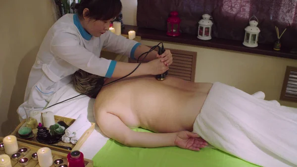 Jeune médecin chinois faisant massage à une femme âgée — Photo