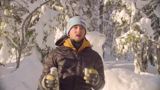 Giovane uomo che beve tè in una foresta — Video Stock