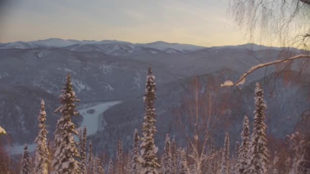 Puesta de sol en el bosque de invierno en las montañas — Vídeos de Stock