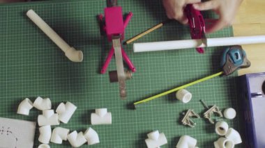 Erkek kesme ve bağlantı polipropilen borular eller