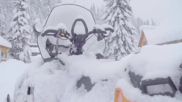 西伯利亚滑雪小屋中的暴雪 — 图库视频影像