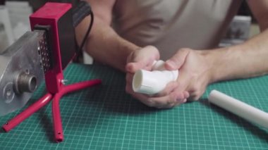 Polipropilen borular kaynak, adamın elleri çalışma