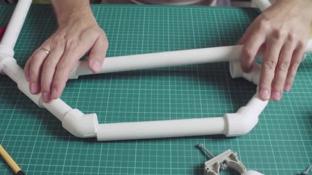 Мужские руки измеряют полипропиленовую трубу — стоковое видео