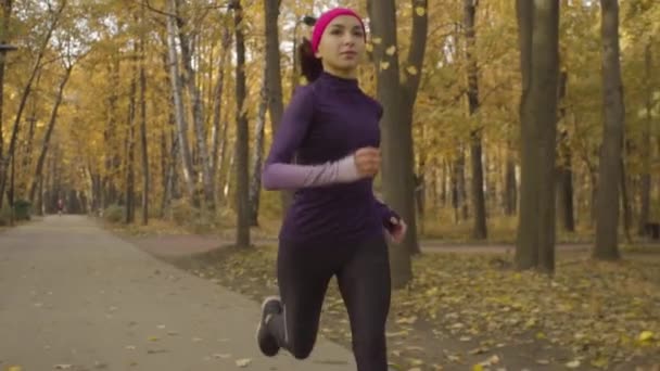 Slow Motion Unga Idrottskvinna Kör Längs Vägen Dolly Skott — Stockvideo