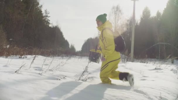 Ecologista en bosque invernal recibiendo sampelos de la nieve — Vídeo de stock
