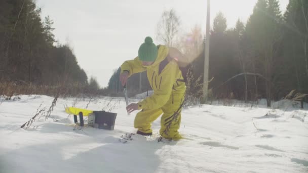 Ecologista en bosque invernal recibiendo sampelos de la nieve — Vídeos de Stock