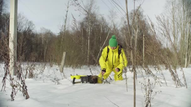 Эколог в зимнем лесу собирает образцы снега — стоковое видео