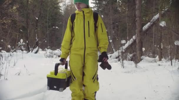 妇女生态学家与狗走在冬天森林的道路上 斯泰迪卡姆镜头 — 图库视频影像