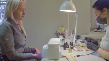 Manikürcü gomalak istemciye uygular.