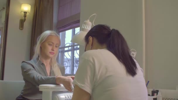 Jeune femme en manucure dans le salon — Video