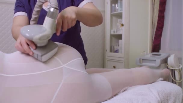 Maskinvara massage. Händer massör gör klienten kroppsmassage med speciell anordning. — Stockvideo